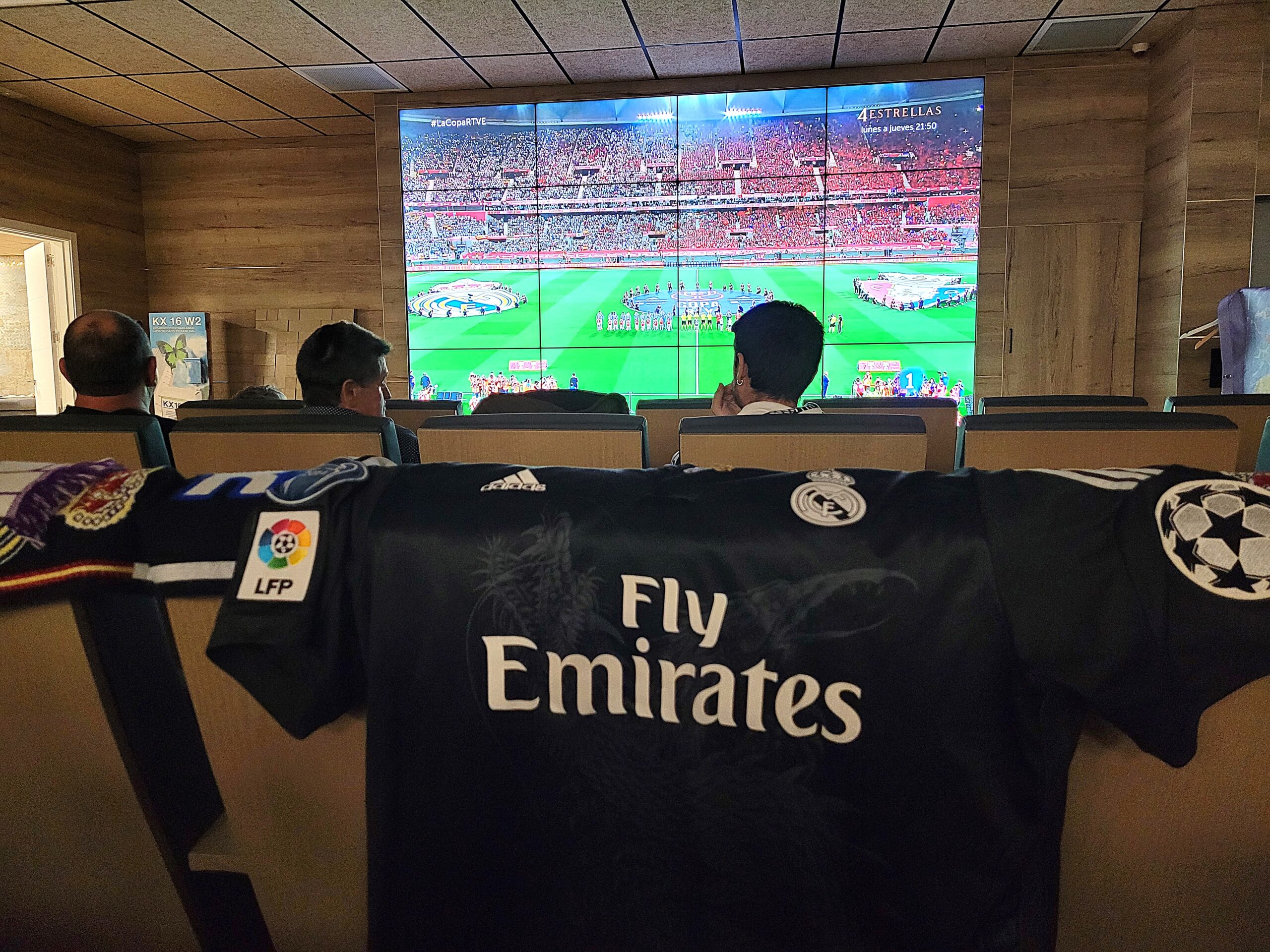 Peña Madridista "La Séptima" reunida para ver la final de la Copa del Rey