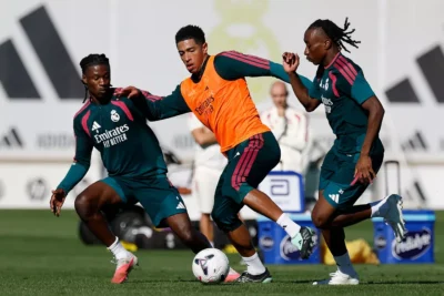 Jugadores del Real Madrid concentrados antes del partido de Liga frente al Villarreal en el Santiago Bernabéu